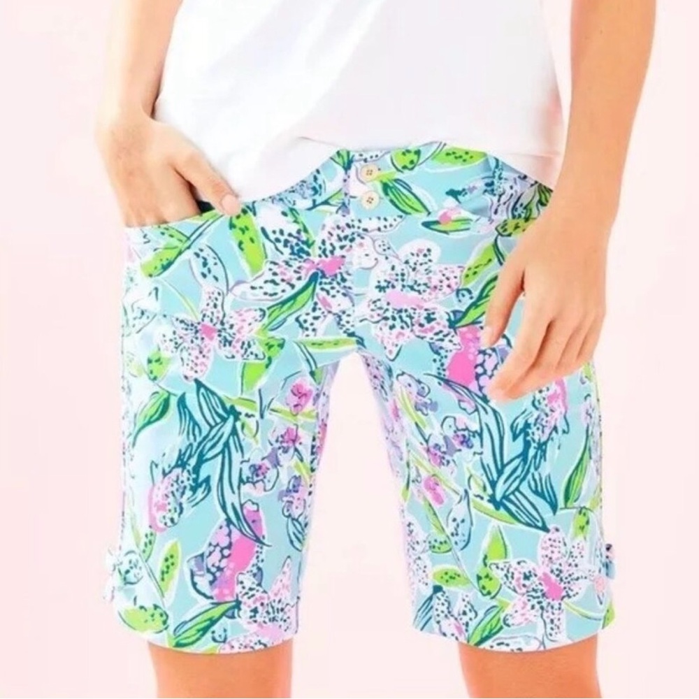 Lilly Pulitzer Women’s Bermuda Golf Shorts - Bali Blue Sway this Way print